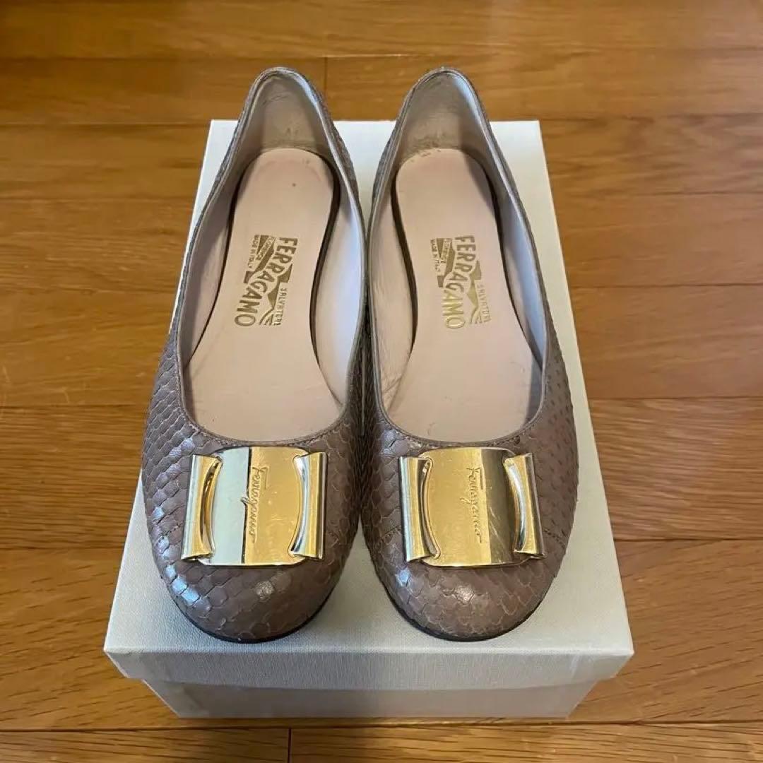 ちいちゃん専用美品　フェラガモ バックル　フラットシューズ