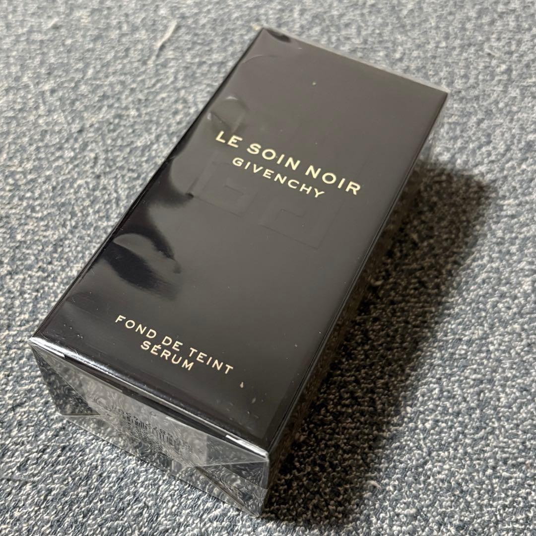 Givenchy LE SOIN NOIR セラム ファンデーション　No.40