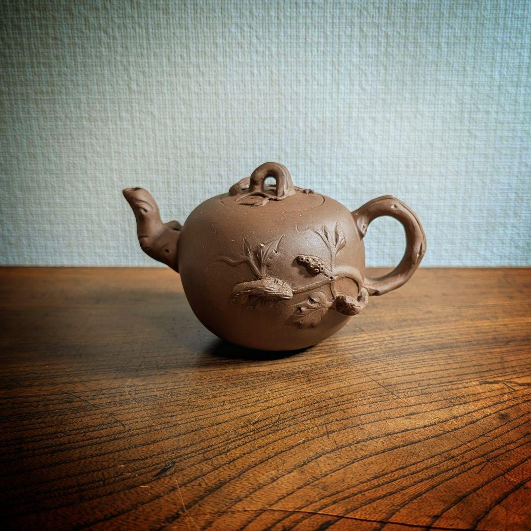 中国茶器 紫砂壺 急須 リスと葡萄 彫刻 茶道具 宜興紫砂 蓋欠けあり
