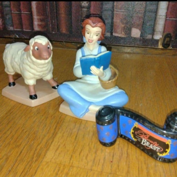 ディズニー　美女と野獣　ベルと羊　フィギュア