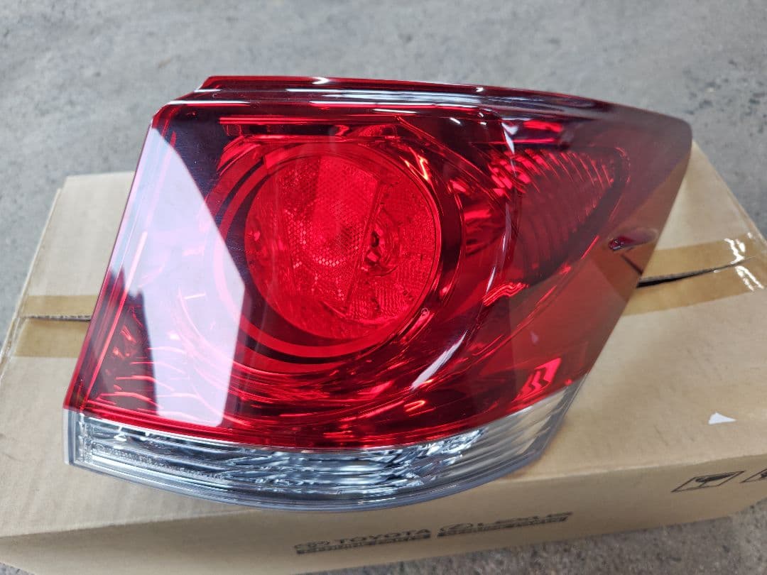 ２１０クラウン　テールランプ　右　外側