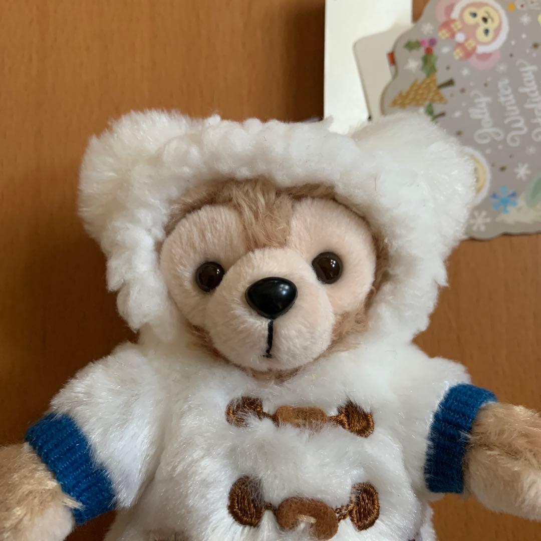 ウィンターホリデー　ぬいぐるみバッジ　ダッフィー 東京ディズニーシー タグ付き ダッフィーぬいぐるみバッジ（ホワイト・ウィンタータイム・ワンダーズ