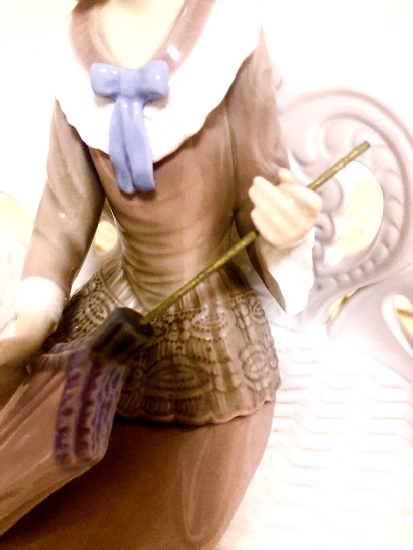 リヤドロ LLADRO【ベンチに座る女性】WATING IN THA PARK