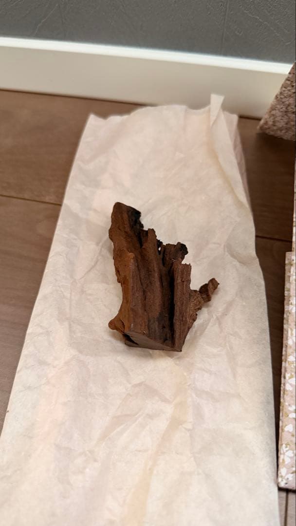 高品質 寺院保管《沈香　伽羅》特上　タトウ紙　28g 香木　塗香　ベトナム産