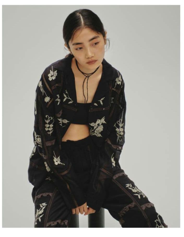 もりもです。刺繍入り黒長袖シャツ