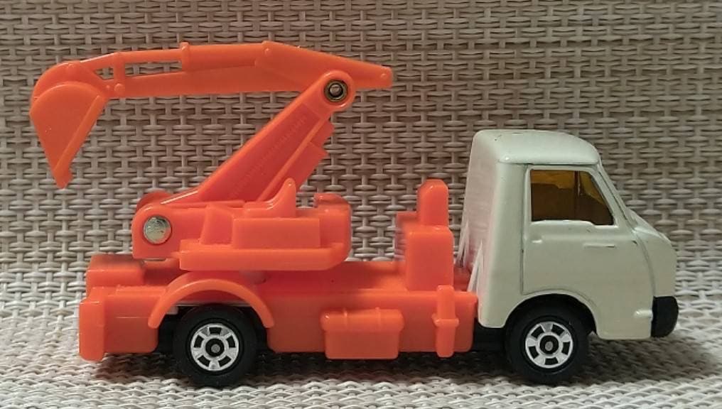 トミカ黒箱64-2 いすゞエルフFFマイパックバックホー 日本製 当時物