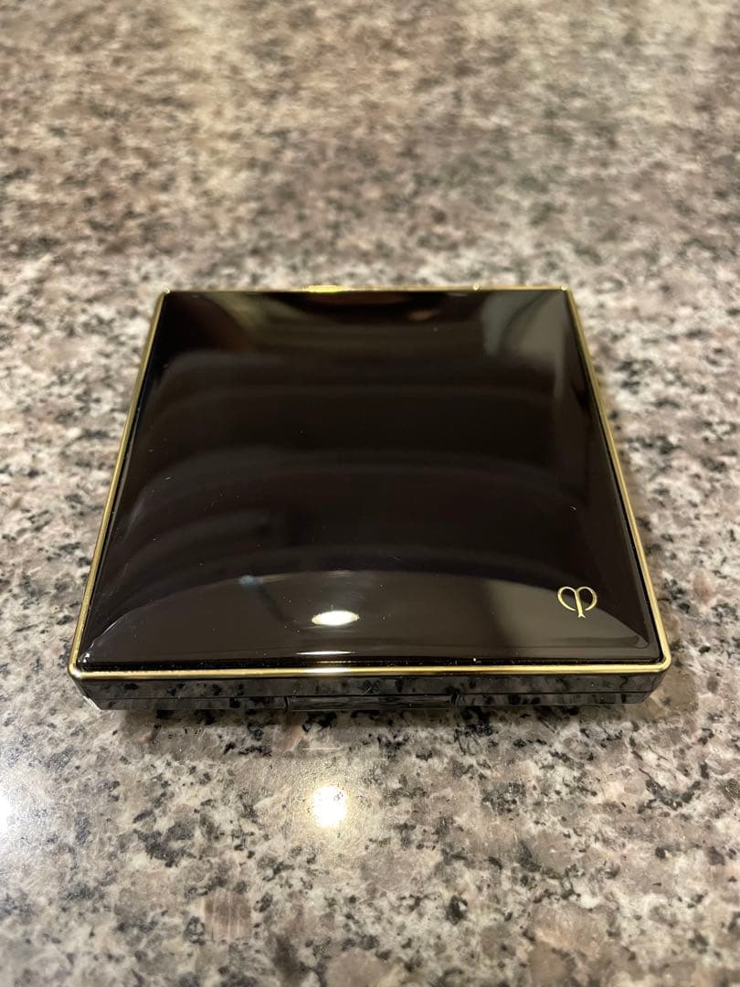 クレドポーボーテ　プードルコンパクトエサンシエル（エレガントスリム）