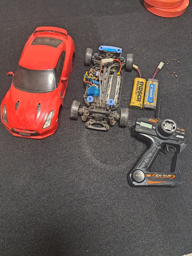 レッドラジコンカー 本体とリモコン付き Amazon.co.jp: ラジコンカー RCカー 電動RCカー おもちゃの車 手振り