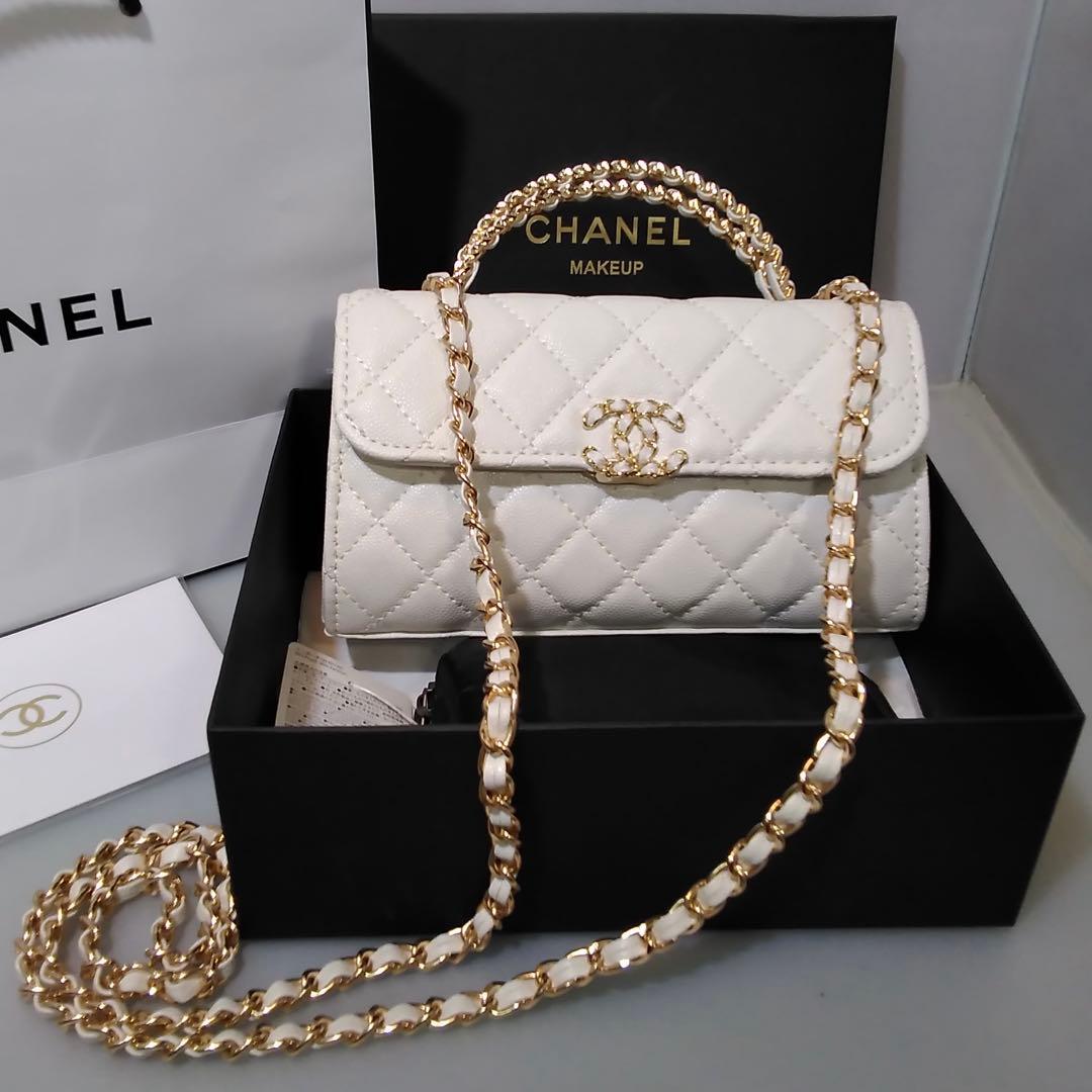 CHANEL〈シャネル〉ノベルティ　ホワイトショルダーバッグ　ホワイトシャドー ミラー付きで便利♪】CHANEL バニティバッグ チェーンクラッチ (CHANEL