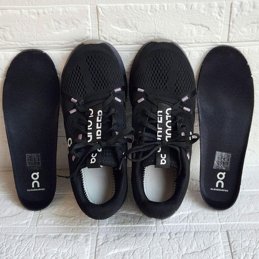 【人気美品✨】On CIoudsurfer スニーカー 黒 25.5cm 厚底