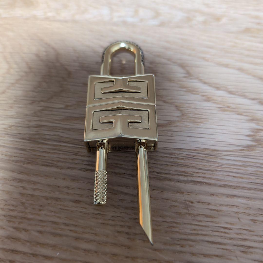 GIVENCHYキーフォルダー