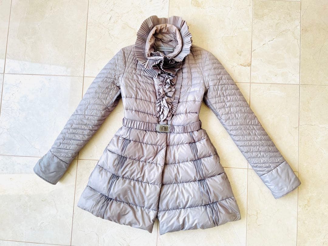 エルマンノシェルビーノ　ビジュ　フリル　ダウンジャケット 訳あり ERMANNO SCHERVINO（ダウンコート）のフリマアイテム一覧