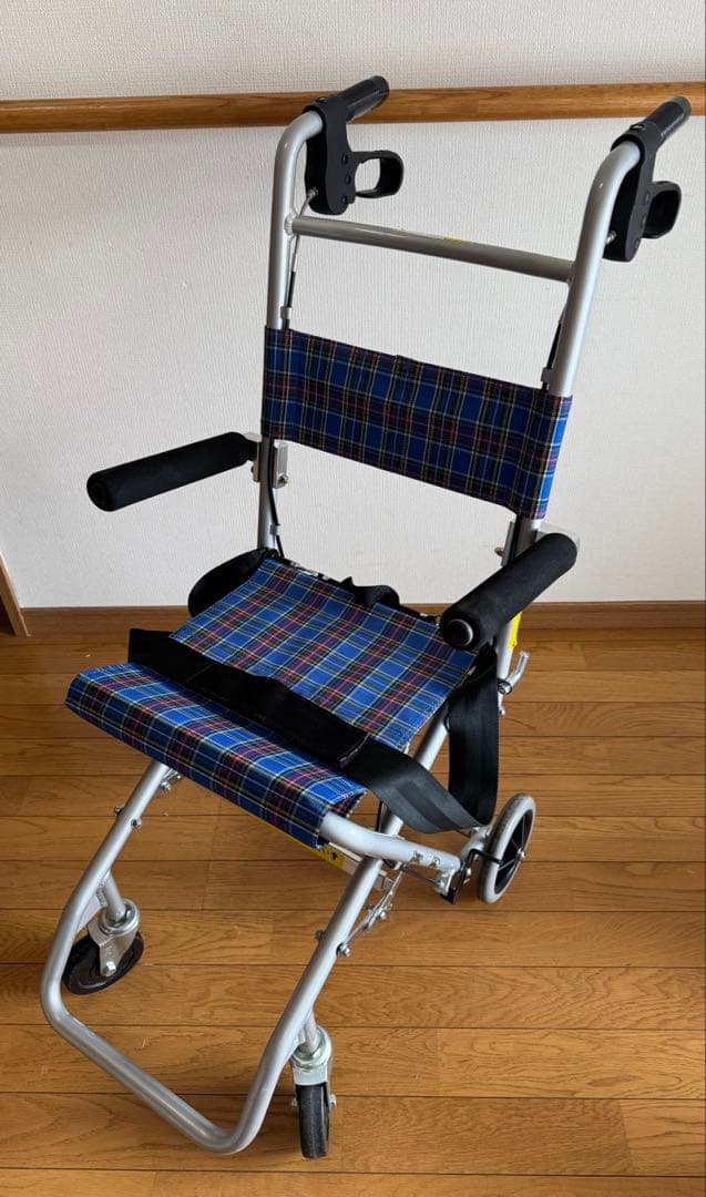 軽量　コンパクト車椅子　折りたたみ