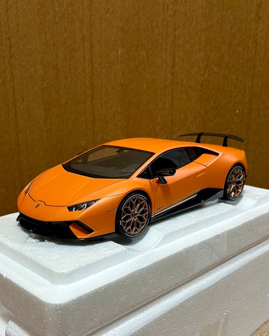 ま*う様 オートアート　ランボルギーニ　ウラカン 1/18スケール