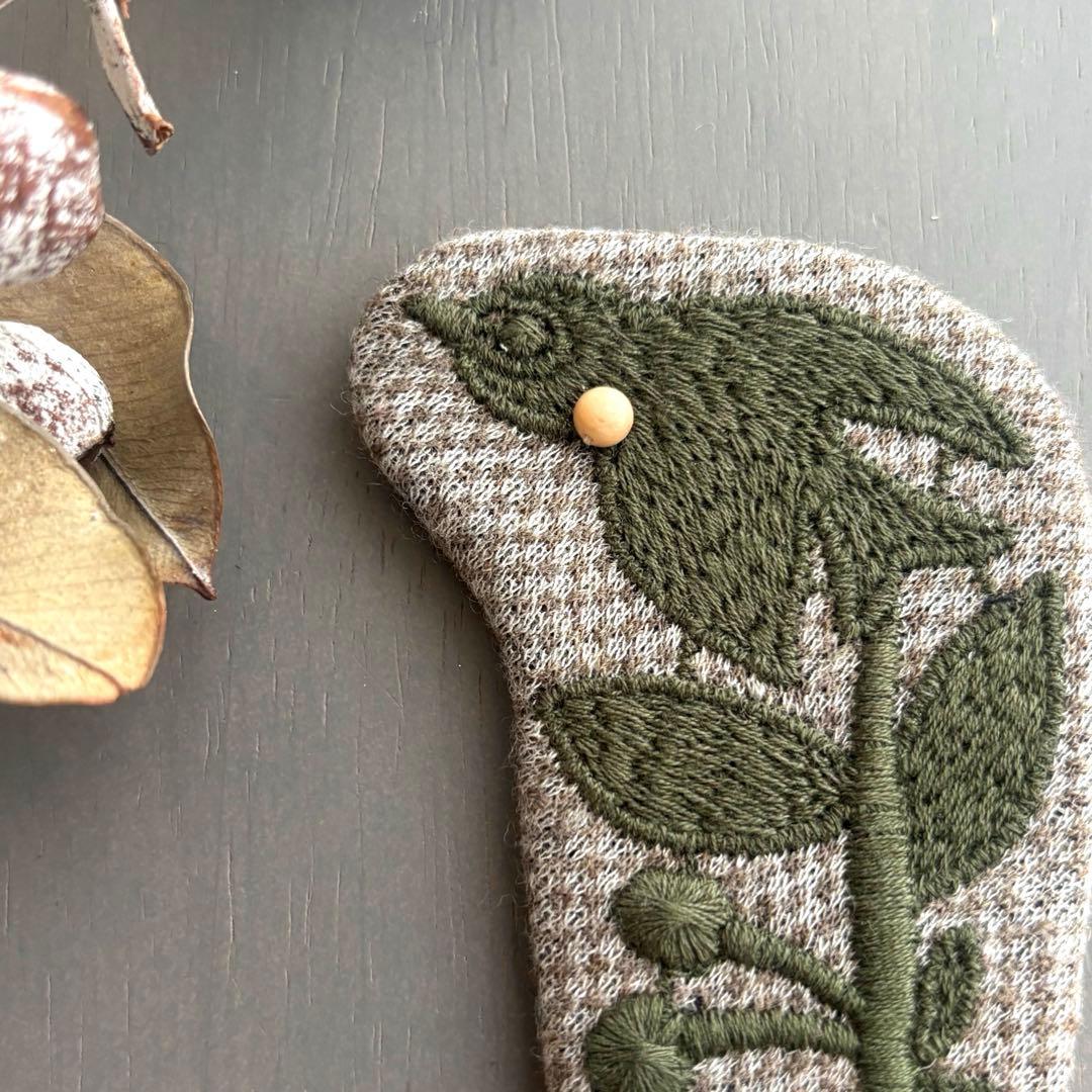 ②126 ミナペルホネン ブローチアクセサリー ハンドメイド 鳥刺繍