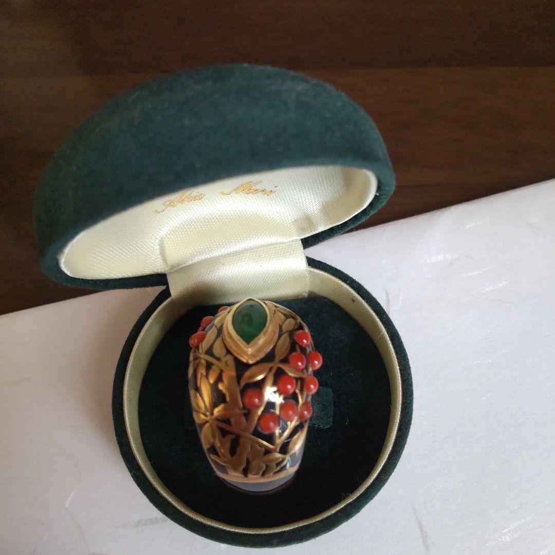 AKIO MORI「べっ甲に植物柄の金蒔絵、赤珊瑚、マーキス型の翡翠の指輪