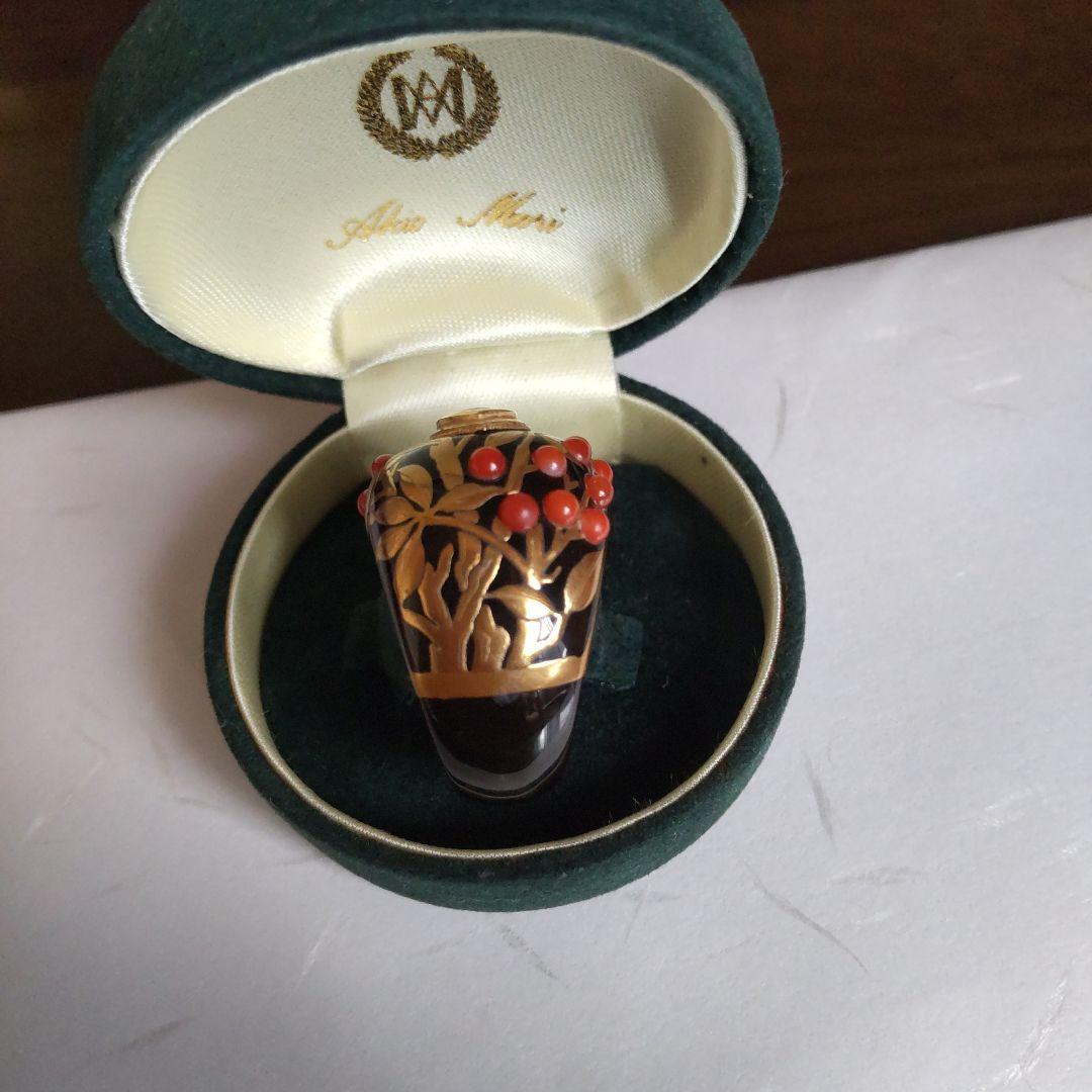 AKIO MORI「べっ甲に植物柄の金蒔絵、赤珊瑚、マーキス型の翡翠の指輪