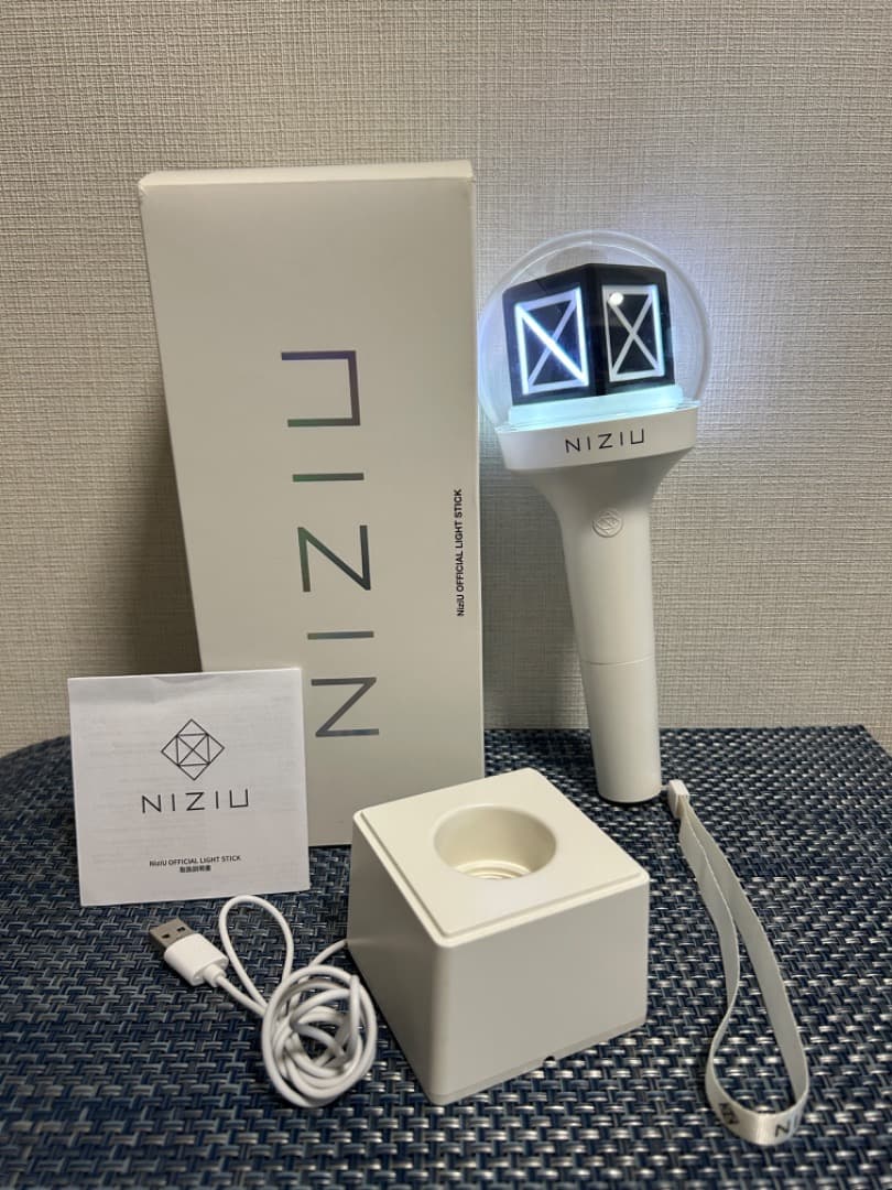 NiziU ペンライト NiziU OFFICIAL LIGHT STICK - メルカリ