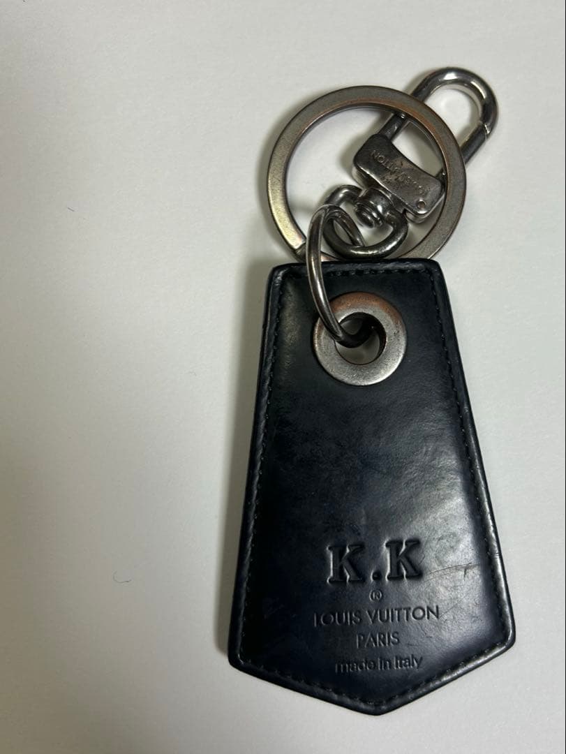 Louis Vuitton ブラックレザー キーホルダー イニシャル入り - メルカリ