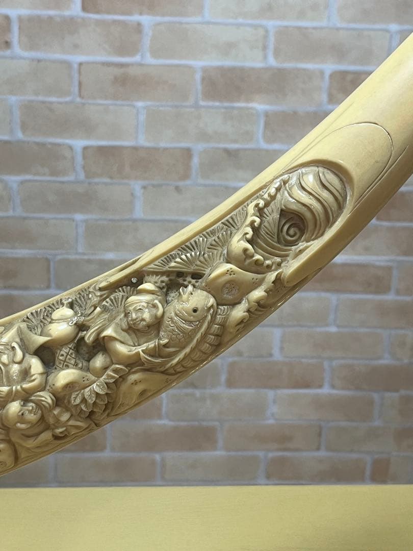 一本牙 象牙風レプリカ 置き物 長さ約81cm 置き台付 樹脂か練り物
