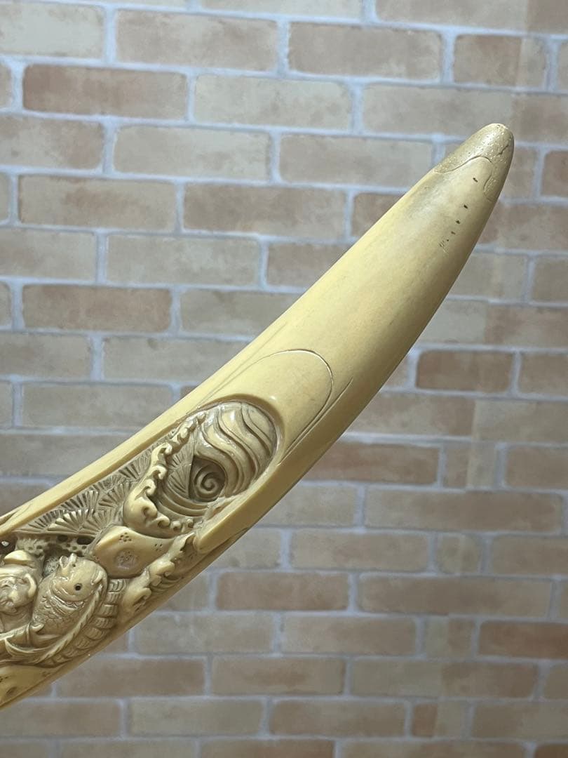 一本牙 象牙風レプリカ 置き物 長さ約81cm 置き台付 樹脂か練り物