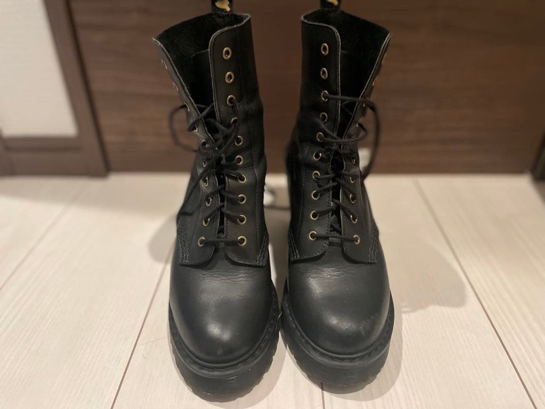 ドクターマーチンケンドラ10ホールチャンキーヒールショートブーツ黒色