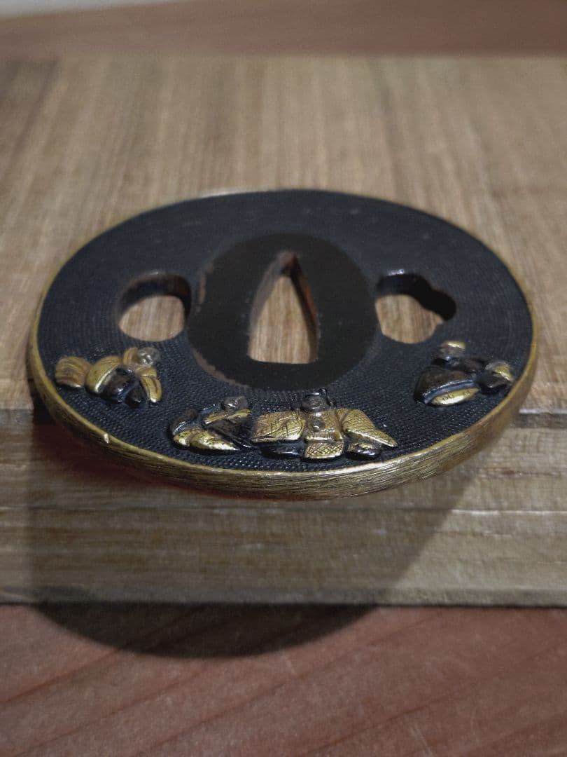 赤銅 魚子地 象嵌 人物 鍔 武者 僧侶 金工 武具 刀装具 - メルカリ