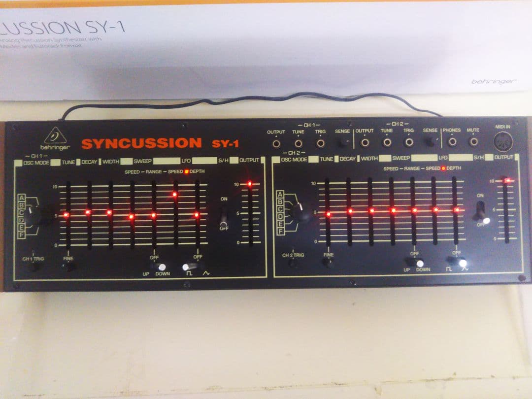 鍵盤楽器 Behringer SYNCUSSION SY-1