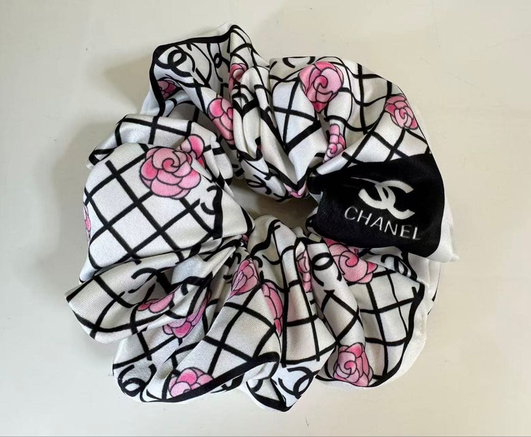 ノベルティ CHANEL ロゴ入り 白花柄シュシュ ヘアアクセサリー - メルカリ