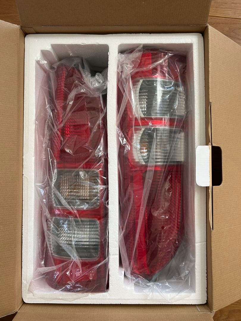 ハイエースDX 8型　新車外し　テールランプ 200系 ハイエース 純正テールランプ 8型 新車外し - メルカリ