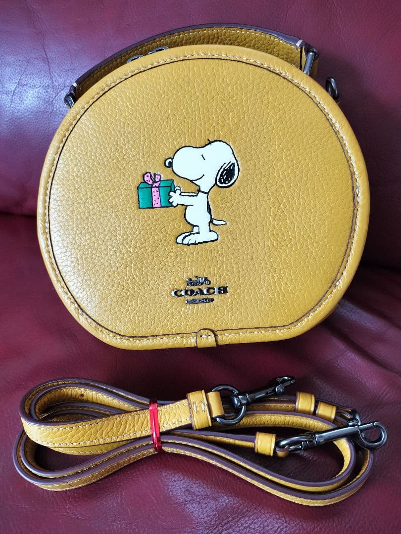 COACH スヌーピー 円形ポシェット Coach X Peanuts Canteen Crossbody with Snoopy Present Motif – Club