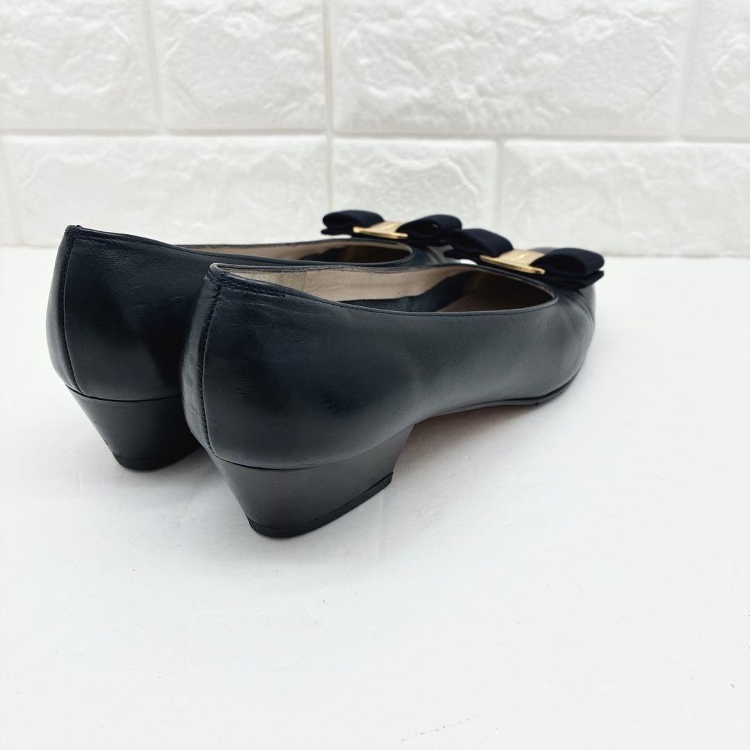 フェラガモ ゴールド金具 ヴァラ リボン パンプス ネイビー 6.5B レザー