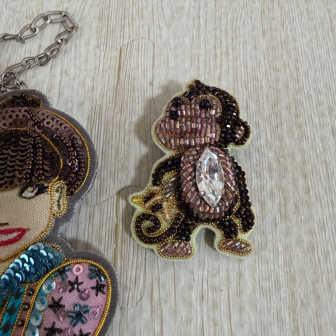 ゆ*ん様 黒柳徹子(田川啓二作)ビーズ刺繍ブローチ チャーム パンダ