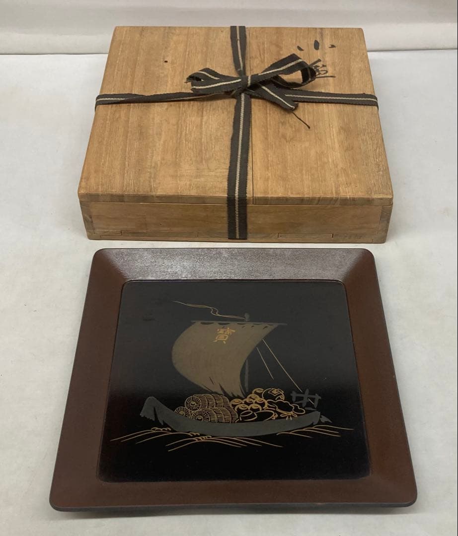 B567b「山崎覚太郎作 小盆」宝船図　共箱　富山　漆芸家　日本芸術院会員