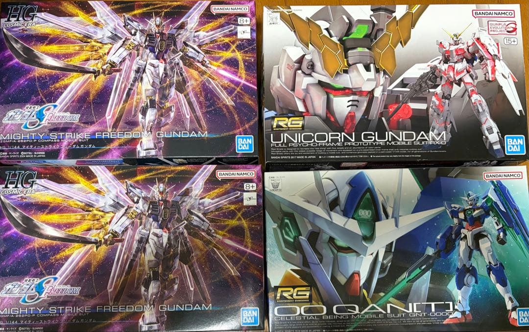 ガンプラセット：マイティストライクフリーダム、ユニコーン、00クアンタ