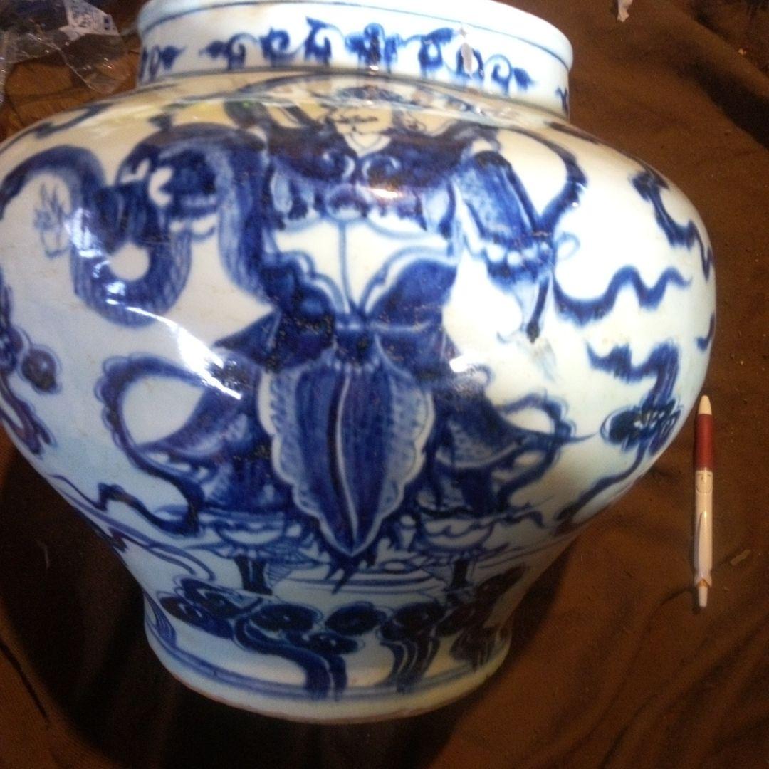 中国陶磁器　元染付　青白磁の神話的キャラクターの壺