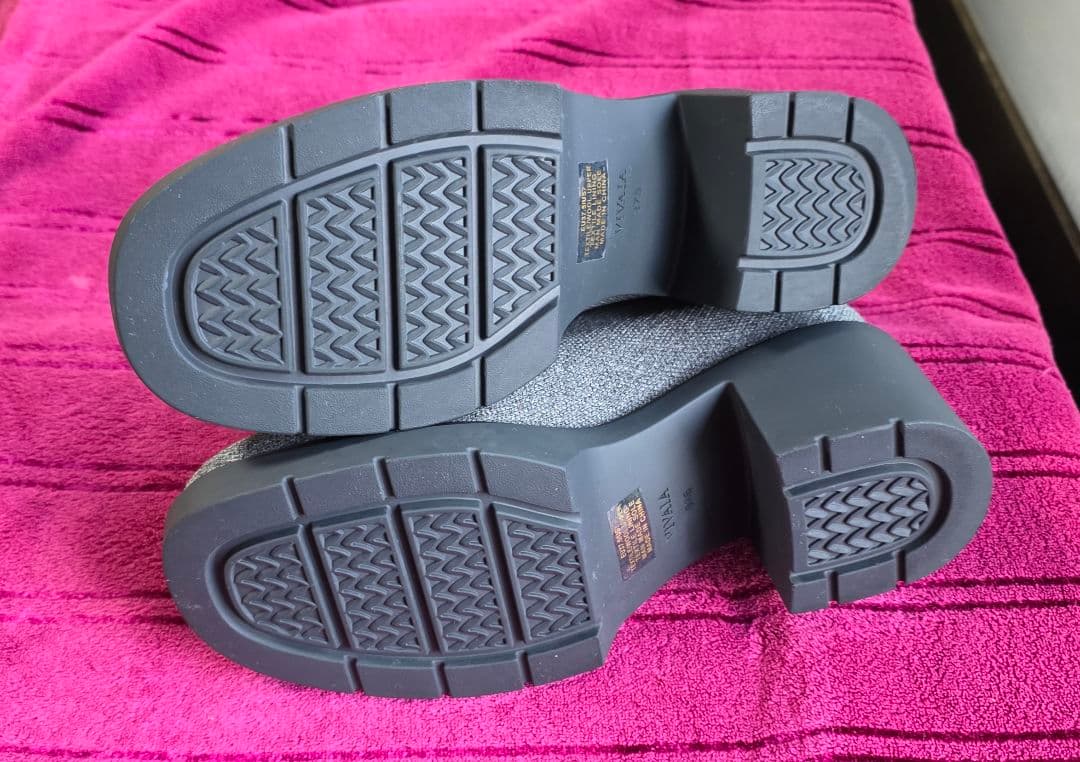 VIVAIA スクエアトゥ撥水加工ヒールブーツ - メルカリ