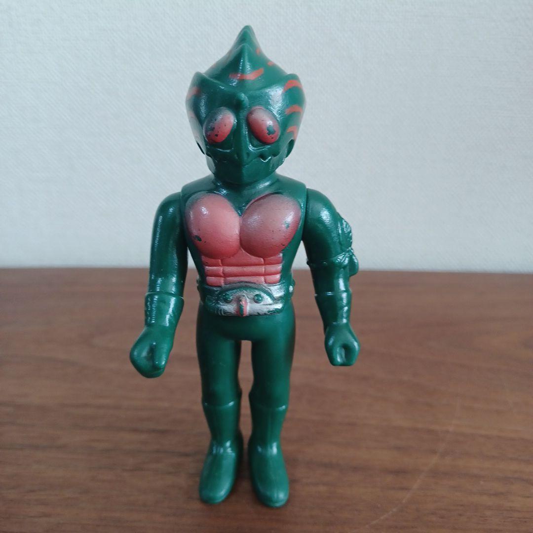 無版権　パチもの「仮面ライダーアマゾン」風の緑色の希少ソフビフィギュア 仮面ライダー アマゾン 1989 約16.5センチ ソフビフィギュア - メルカリ