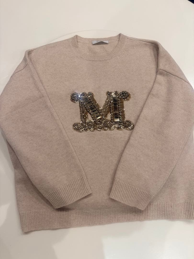 ビジュー付きMモチーフベージュニット