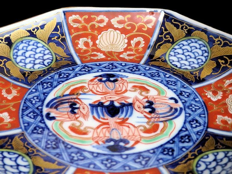 大聖寺伊万里 金襴 金唐草に青海波の図 描分八角6寸皿