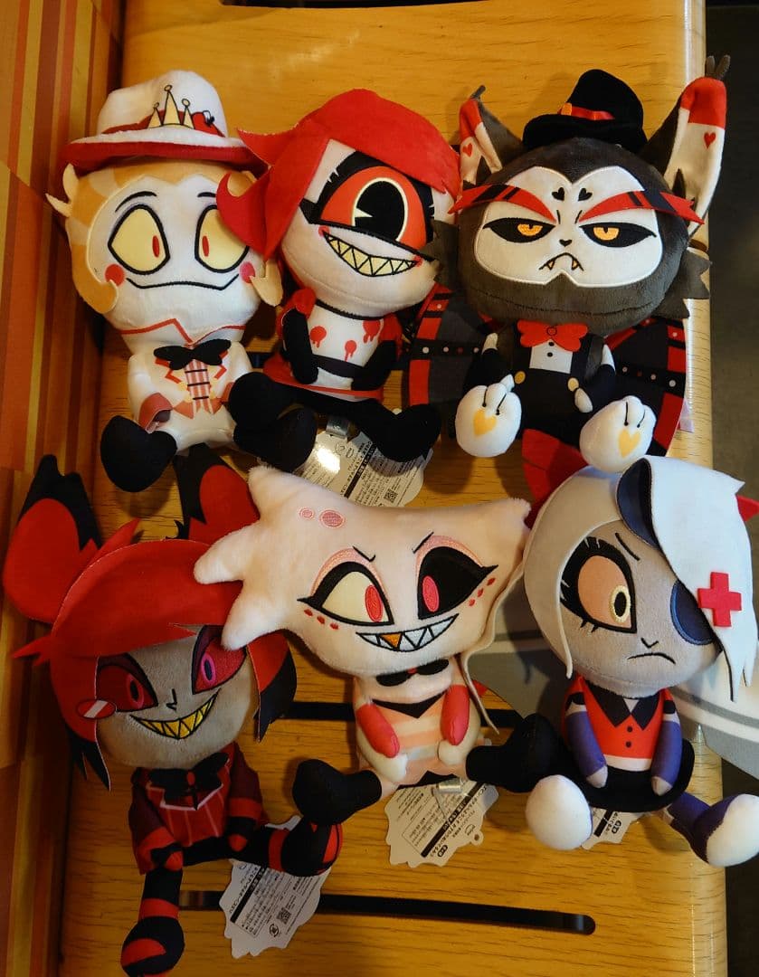 ハズビン・ホテルへようこそ おすわりぬいぐるみ 6種セット ハズビン・ホテルへようこそ おすわりマスコット① 👿詳細はこちら