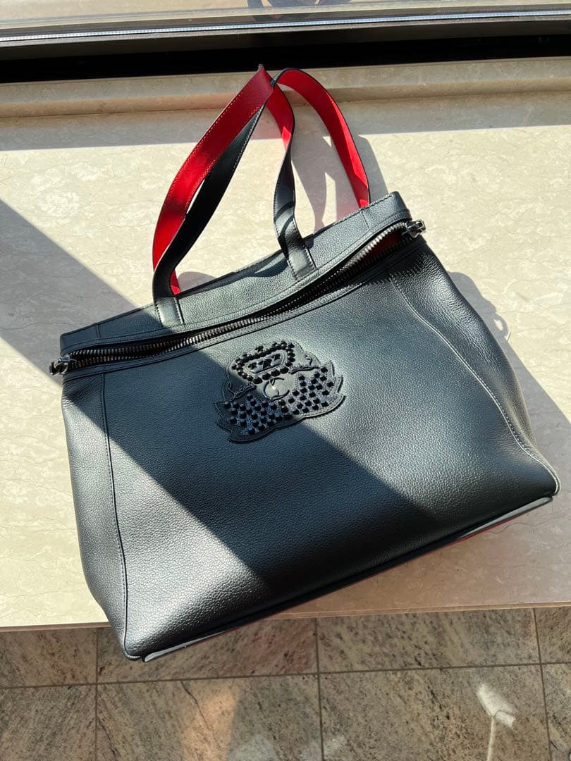 【Christian Louboutin】黒のトートバッグ ロゴ刺繍 赤ハンドル