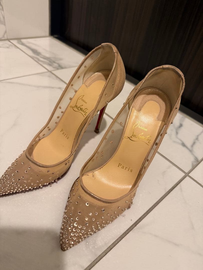 35 Christian Louboutin ベージュビジュー付きハイヒール