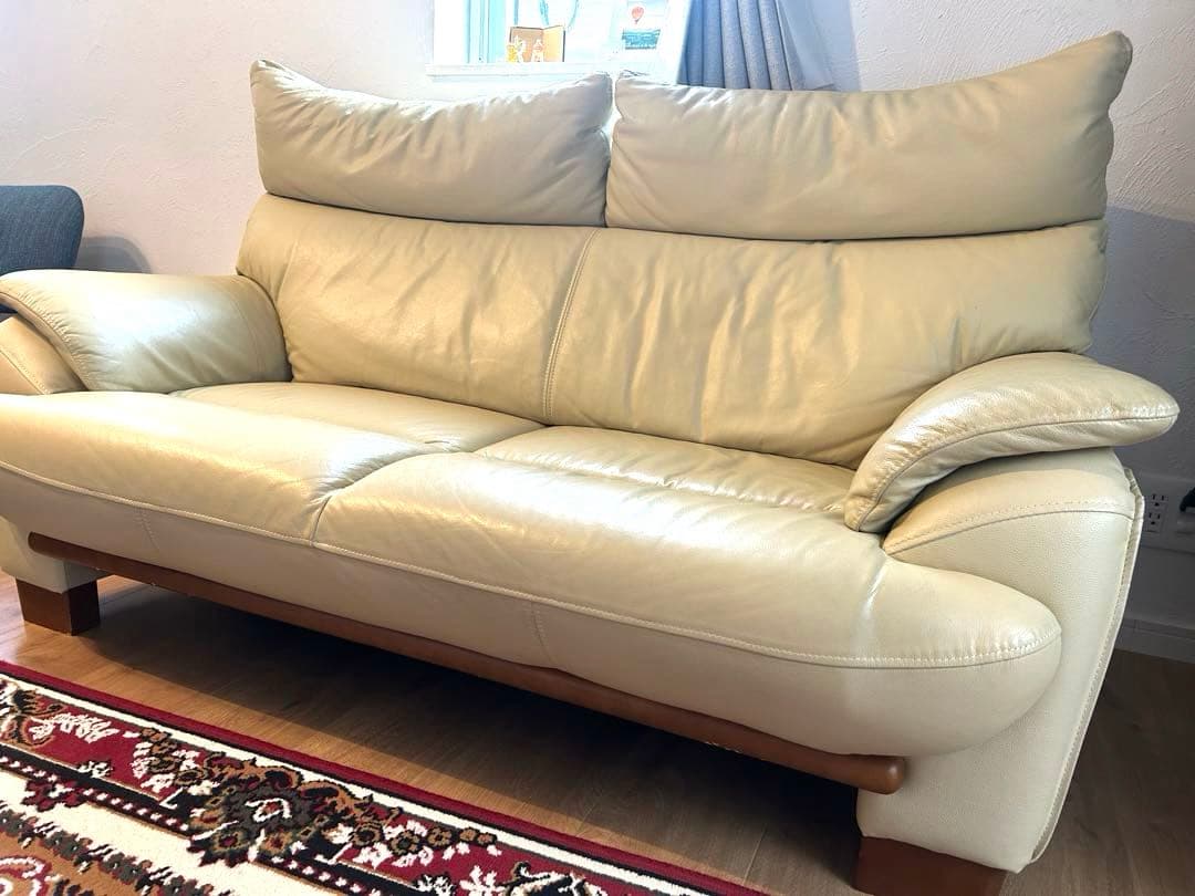 【本革】ゆったり2人掛けソファ（クリーム色・木製脚付き）