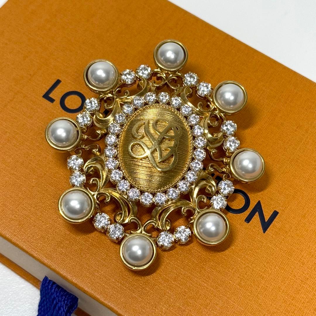 美品 ルイヴィトン LVダイナスティ ブローチ ゴールド パール 新ロゴ 美品 ルイヴィトン LVダイナスティ ブローチ ゴールド パール 新ロゴ