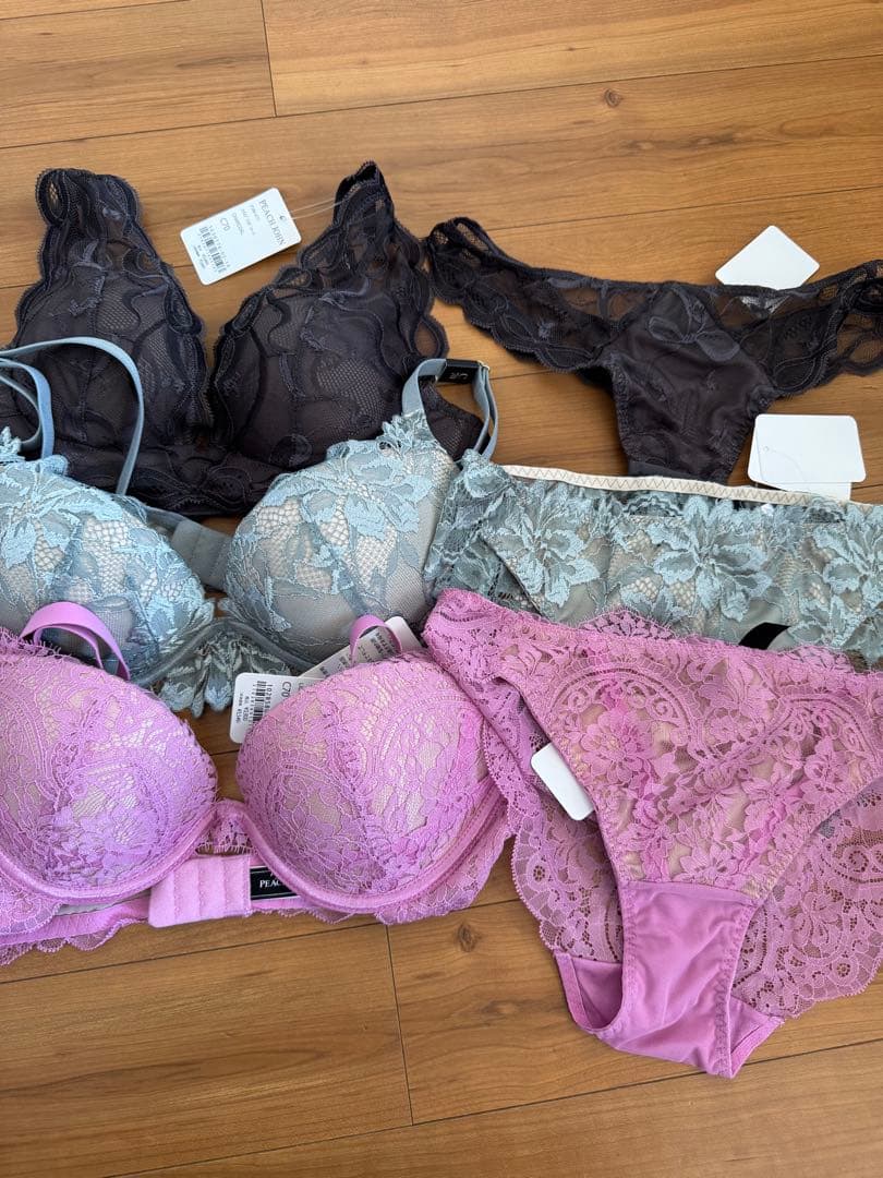 ピーチジョン ブラ&ショーツ、Tバック ３セット C70