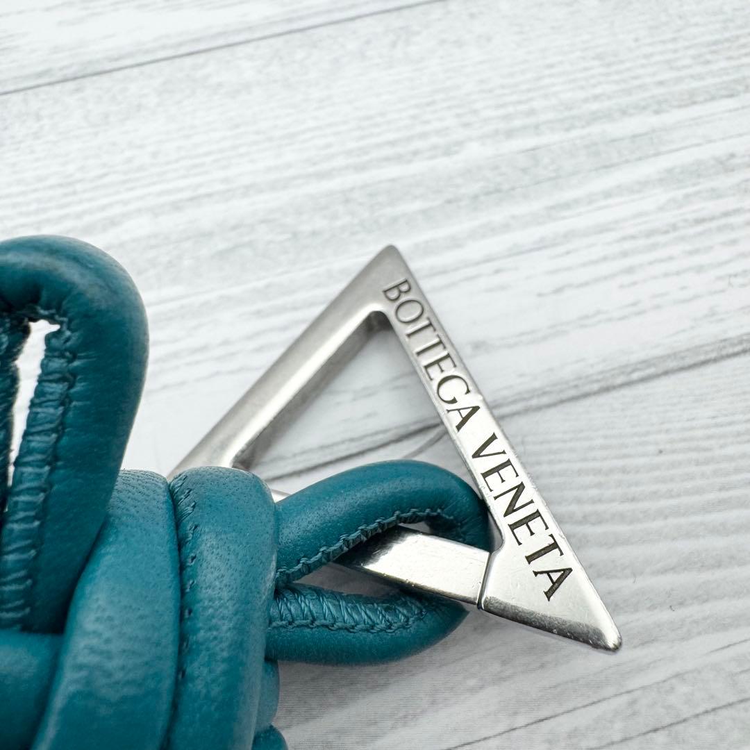 美品】ボッテガヴェネタ トライアングル ツイスト キーホルダー ブルー