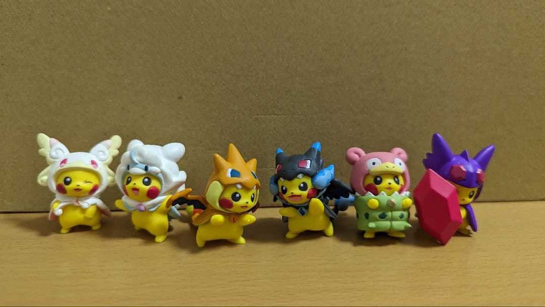 メガポンチョを着たピカチュウ フィギュア - メルカリ