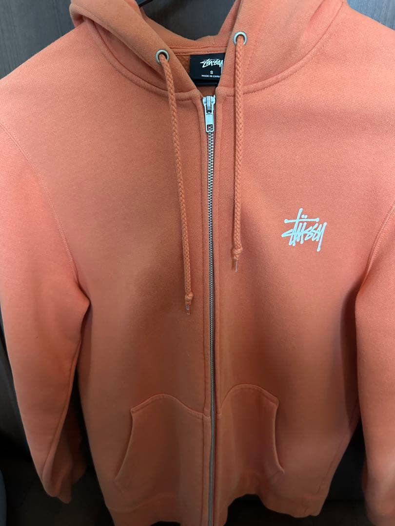 STUSSY オレンジ ジッパーパーカー - メルカリ