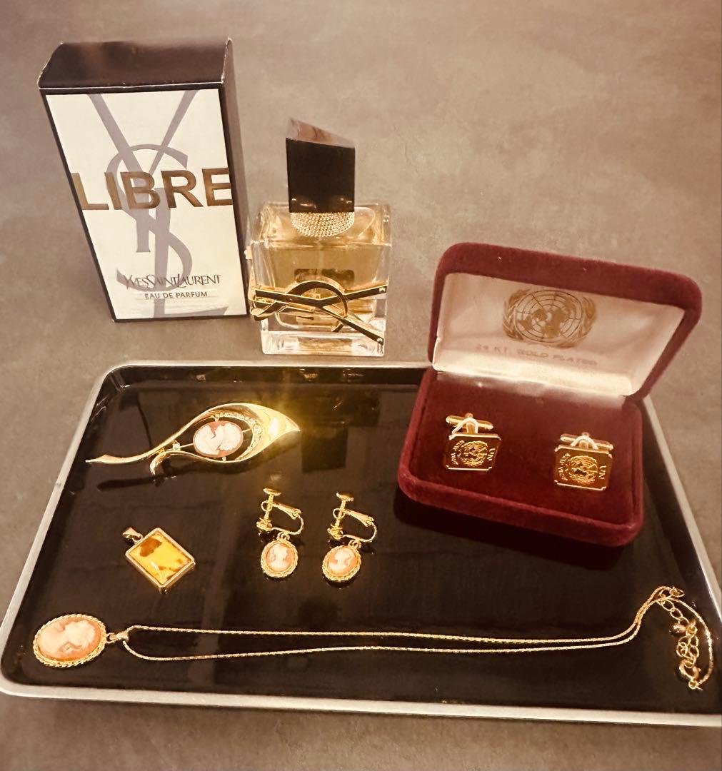 頂いた物になります。香水のみ新品です。